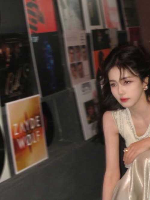 揭秘娱乐圈幕后：神秘人操控与吃瓜趣闻全纪录