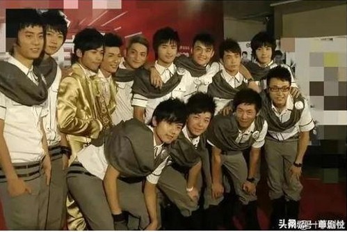 娱乐圈最新爆料游戏上线,明星恋情与“摆烂”日常成热门话题